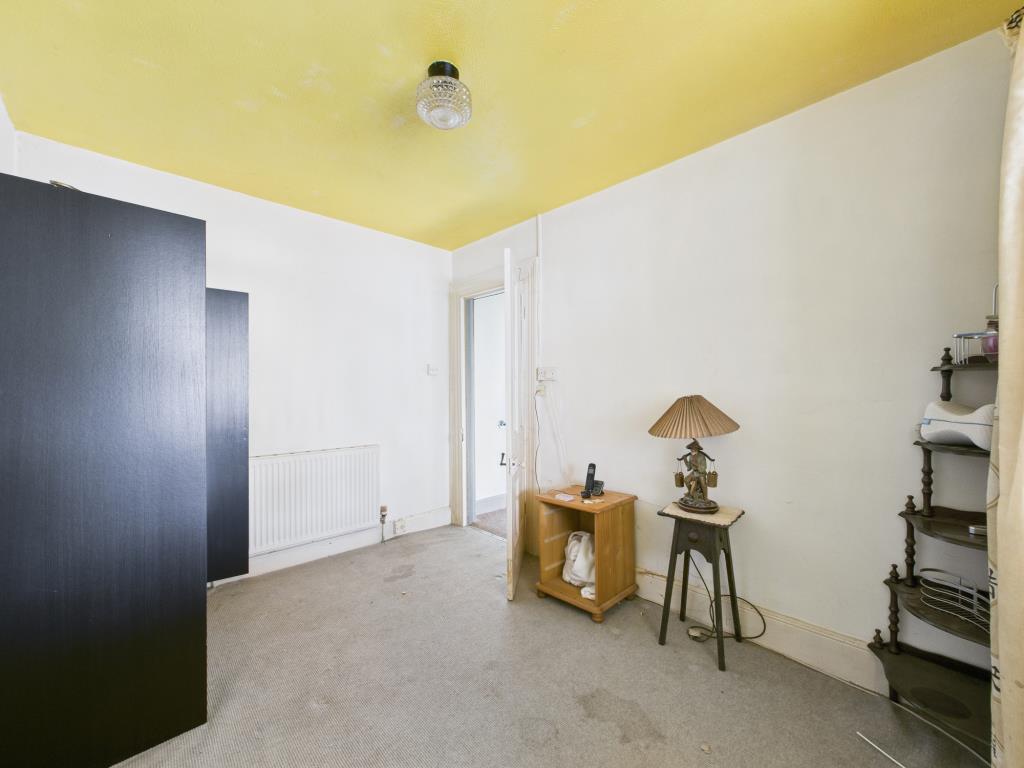 Lot: 50 - SUBSTANTIAL HOUSE DIVIDED INTO TWO FLATS WITH GARDENS AND PARKING - Ground floor bedroom